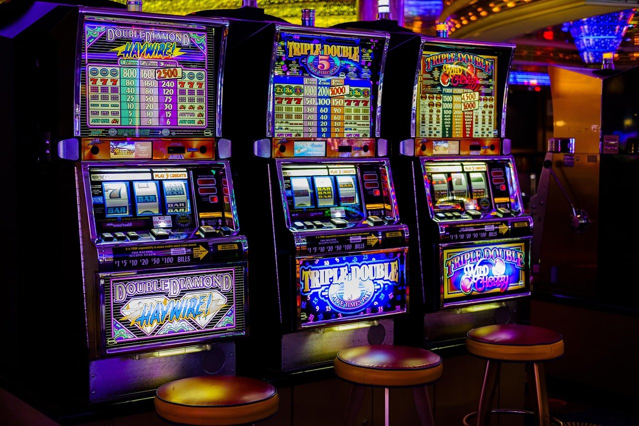 Slot online game spinning with glowing effects on phdream com platform